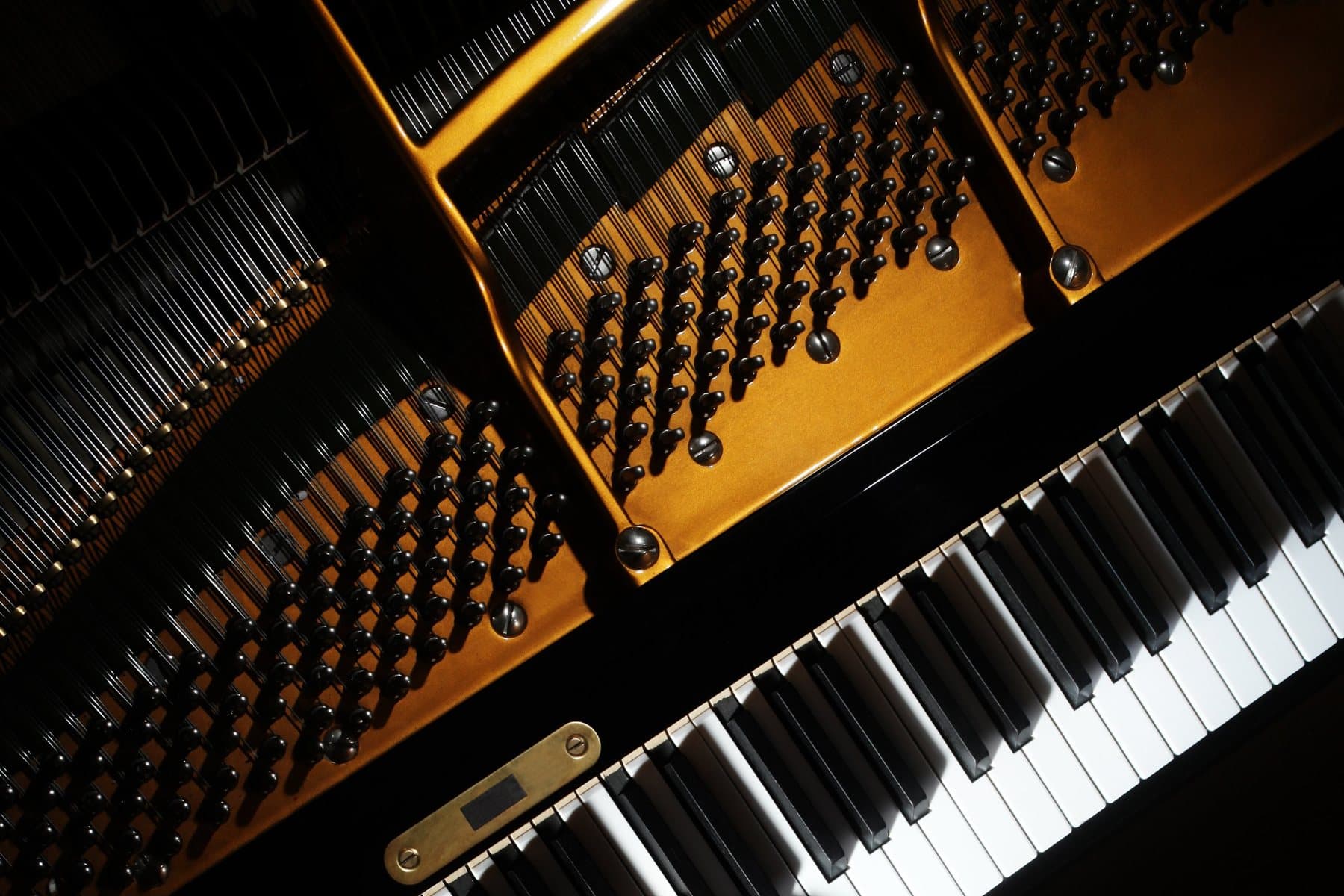 Goldener Gussrahmen, Stimmwirbel und Tastatur eines Flügels